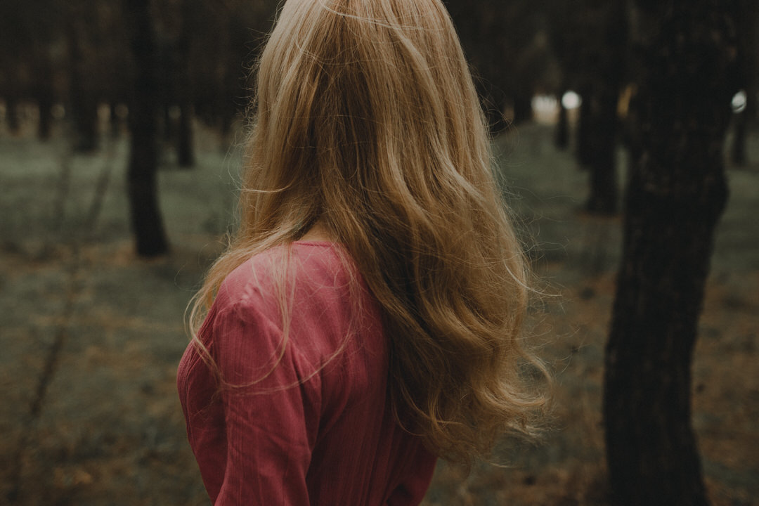 mujer en el bosque, vestido rosa, chica rubia caminando, beto perez, fotógrafo 
