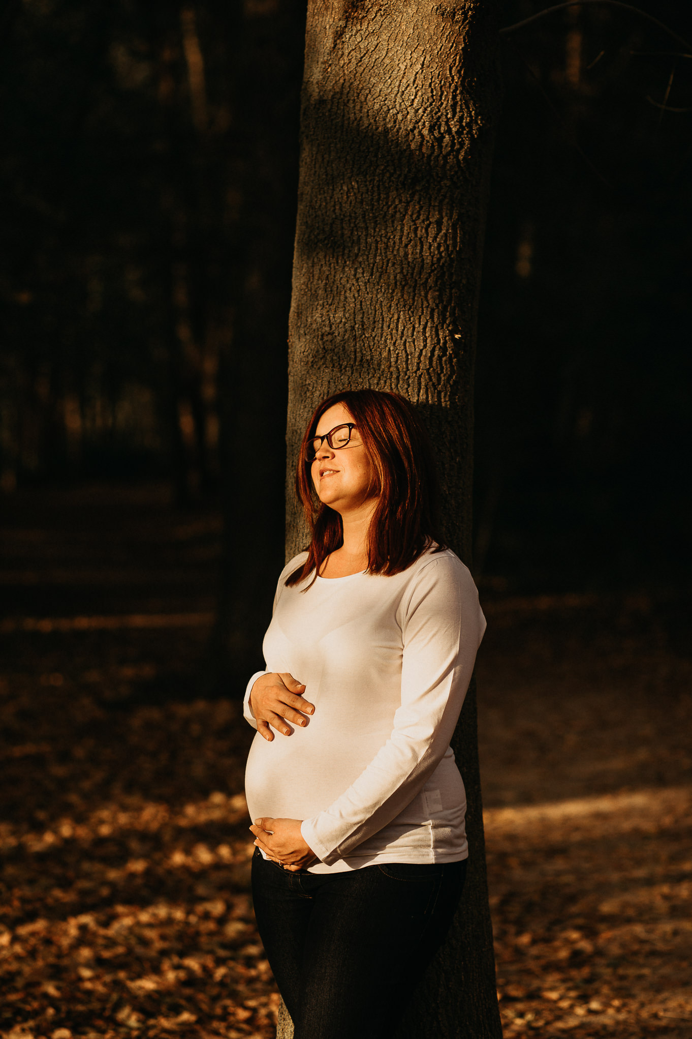 Fotos de una mujer embarazada en un bosque