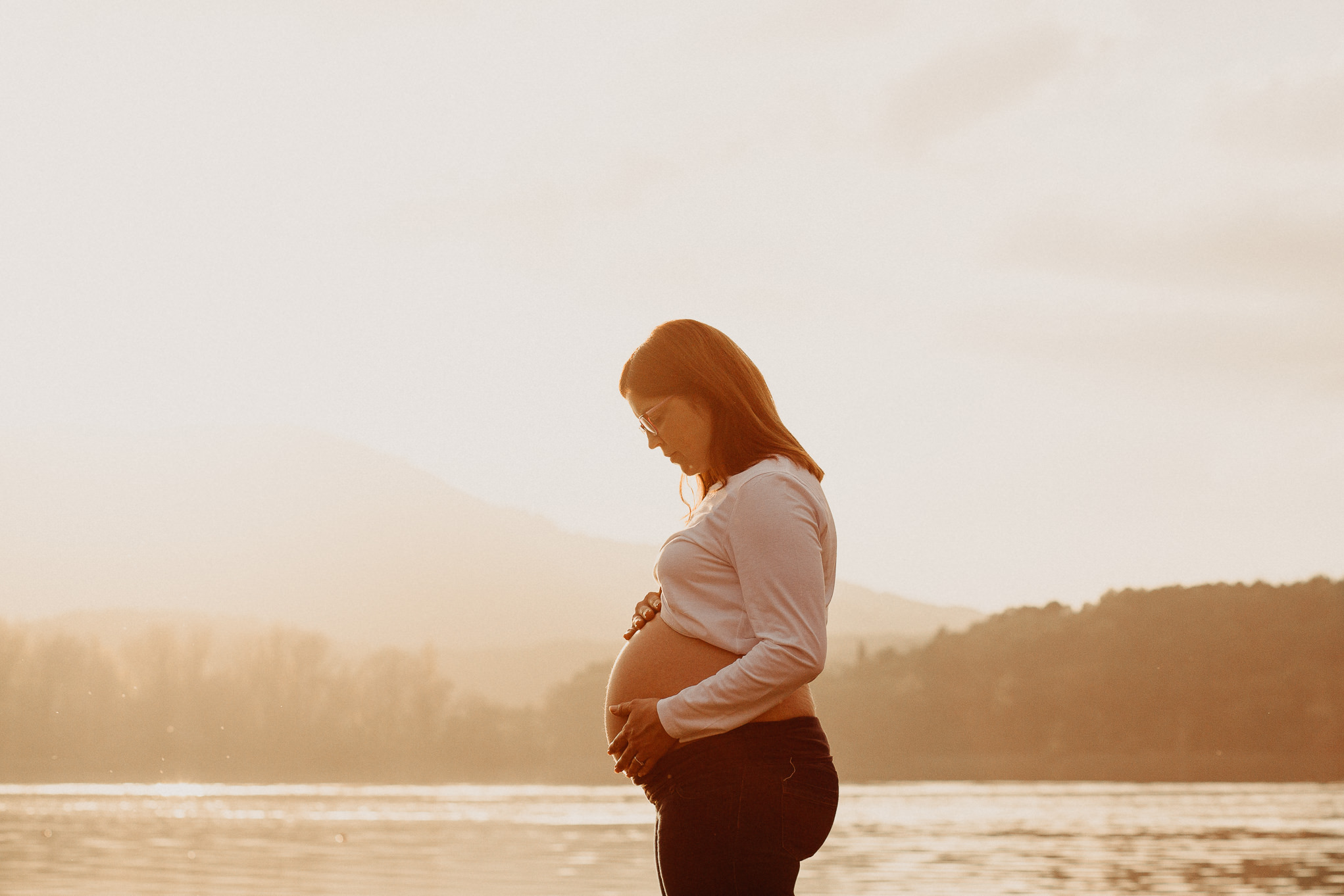 Fotos de una mujer embarazada al atarder