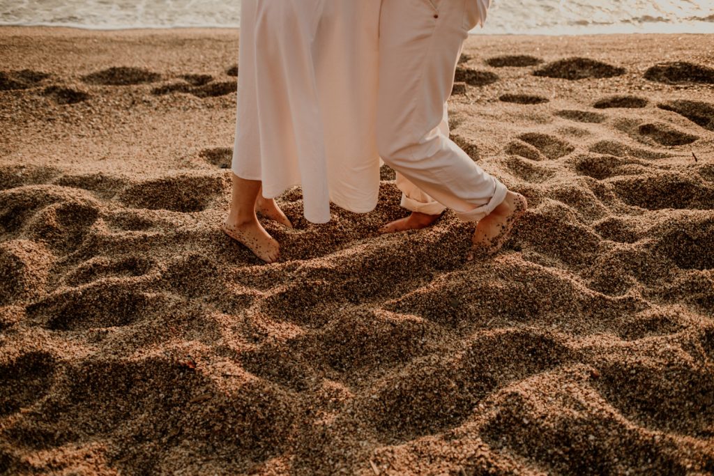 preboda en la Illa Roja, vacaciones en Begur, hombre vestido de blanco, chica con vestido ibicenco en la costa brava, beto perez