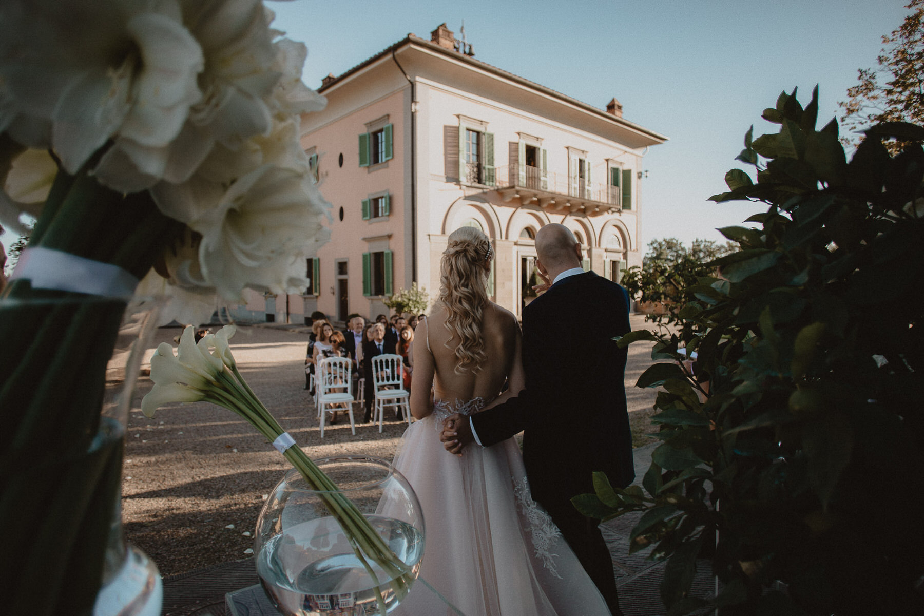 fotógrafos de bodas beto Perez girona, boda en Il Borro, tosacana Italia, casarse en una villa italiana, boda en florencia, bodas en la toscana, lamparas para cenas, ideas inspiracion de mesas para bodas