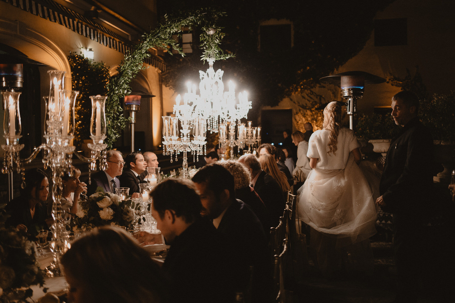 fotógrafos de bodas beto Perez girona, boda en Il Borro, tosacana Italia, casarse en una villa italiana, boda en florencia, bodas en la toscana, lamparas para cenas, ideas inspiracion de mesas para bodas