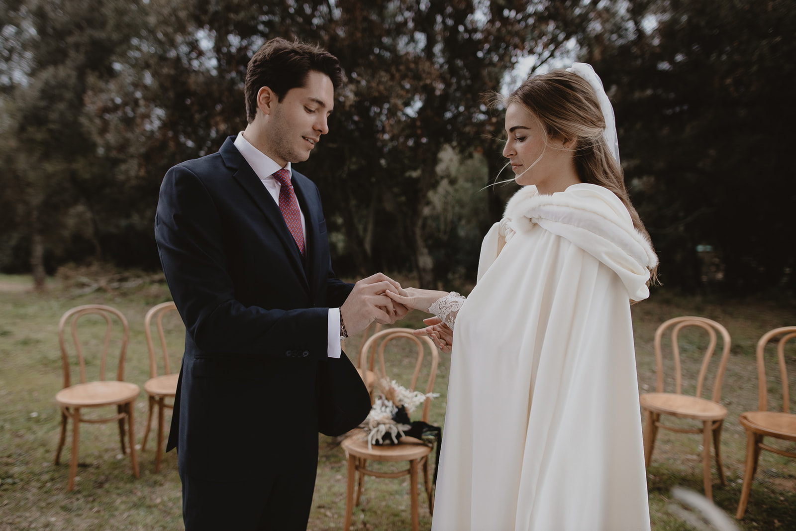 Beto Perez Fotógrafo de bodas, novia de invierno con capa, Organización de bodas Pilar Belo, Castillo para bodas Girona