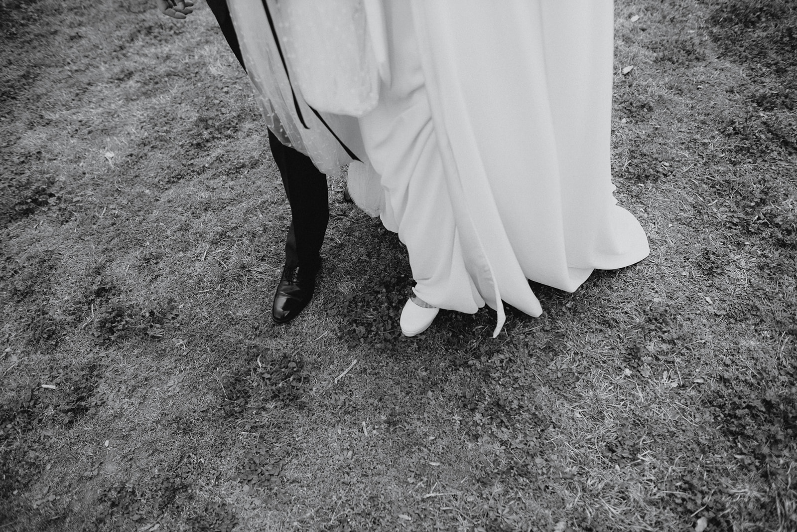 Beto Perez Fotógrafo de bodas, novia de invierno con capa, Organización de bodas Pilar Belo, Castillo para bodas Girona