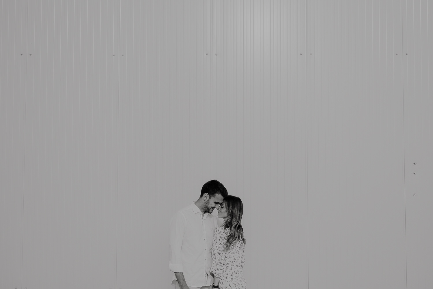 foto en blanco y negro de una pareja abrazada en un viñedo en españa mientras hacen su sesión de fotos antes de boda.