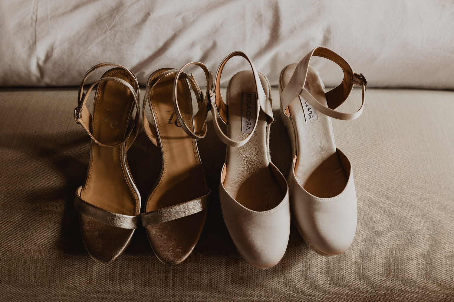 Dos elegantes pares de zapatos para novias de la marca ZeGarcia y Rosa Clará, perfectos para completar cualquier look nupcial. Los zapatos destacan por su diseño sofisticado y delicado. Estos zapatos son ideales para novias que buscan un estilo refinado y femenino en su gran día